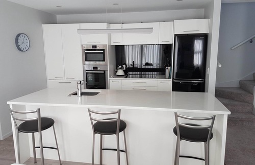 Petone House | Prime Location with Ocean View and Family-Friendly Amenities