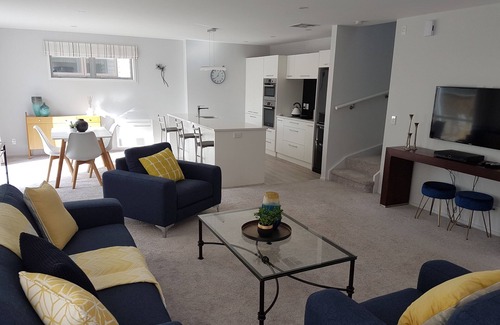 Petone House | Prime Location with Ocean View and Family-Friendly Amenities