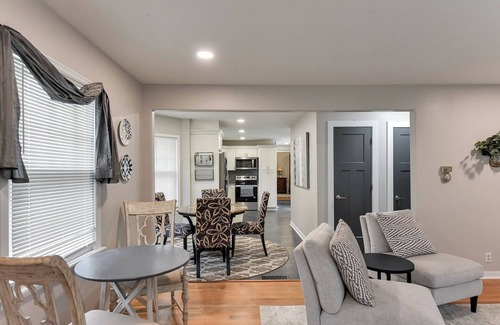 Aksarben - Elmwood Park House | Perfect Location in Omaha, Walking distance to Aksarben village and Boxter Arena