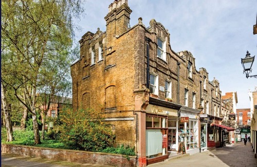 South Richmond Apartment | Prime Richmond Location Near 'Ted Lasso' with Kitchen & More
