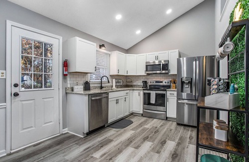 Cartersville House | Ideal Retreat for Large Groups near Lakepoint