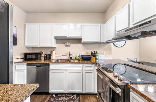Edgewater Condo | Ideal Getaway! Private Condo with Lake View Near Sloan's Lake