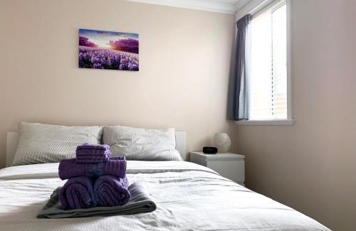 Renfrew-Collingwood Villa | Prime Location - Cozy Suite Near Skytrain & Dining Options