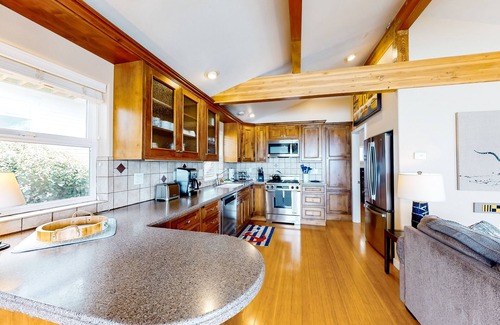 Gleneden Beach House | Beachfront Retreat with Ocean Views and Spa Amenities