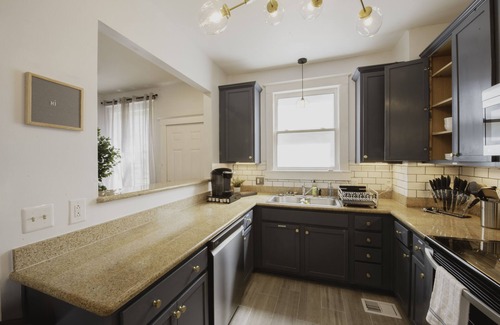 Metropolitan House | Ideal Family Getaway in Vibrant Starland District!