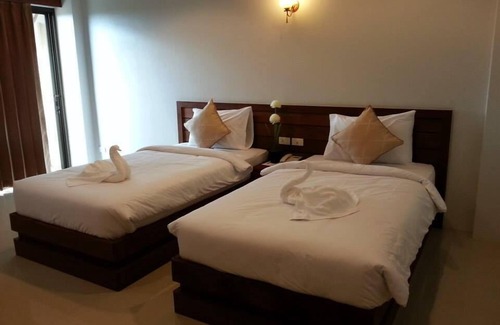Makham Tia Hotel | Ideal Getaway: Family-Friendly Hotel with Breakfast & Kitchen