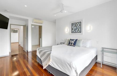 Edge Hill House | Discover the Perfect Pool House: Your Tropical Escape