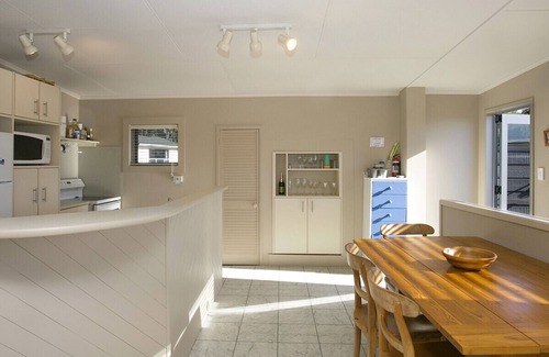 Motuoapa Cottage | Ideal Getaway - Motuoapa Holiday Home with Oceanfront Views