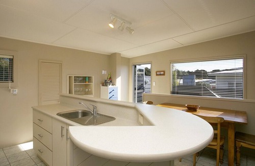 Motuoapa Cottage | Ideal Getaway - Motuoapa Holiday Home with Oceanfront Views