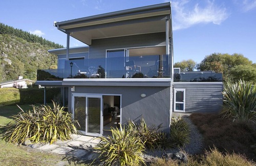 Motuoapa Cottage | Ideal Getaway - Motuoapa Holiday Home with Oceanfront Views