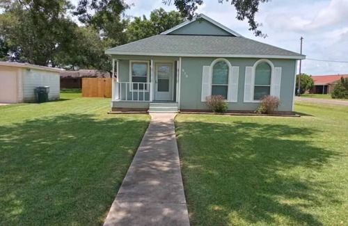 Port Arthur House | Ideal Home for Refinery Workers with Great Amenities