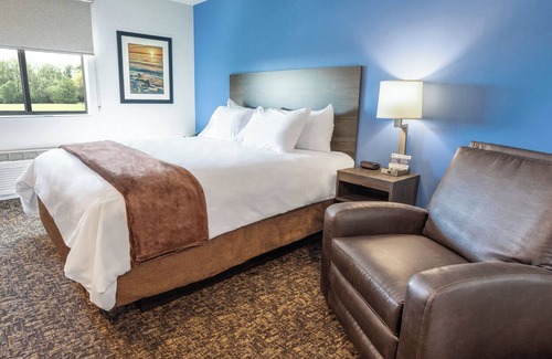 Midland Hotel | Perfect Rest Stop: Climate-Controlled Room w/Pet-Friendly Kitchen Access!