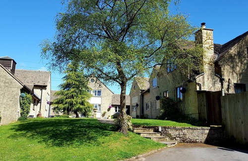 Coberley Cottage | Ideal Rural Retreat Near Cotswolds with Breakfast Included