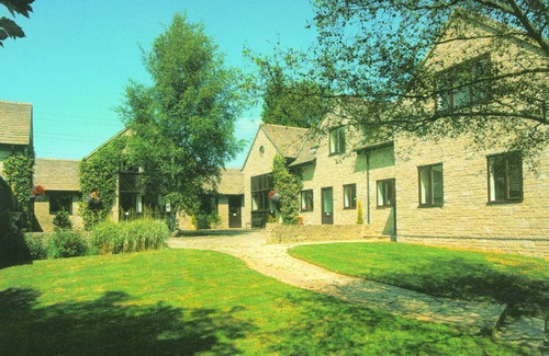 Coberley Cottage | Ideal Rural Retreat Near Cotswolds with Breakfast Included
