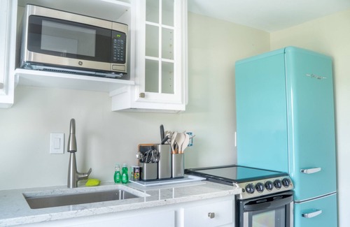 Hampton Hotel | Family Suite with Ocean View & Pool Access by the Beach