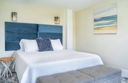 Hampton Hotel | Family Suite with Ocean View & Pool Access by the Beach