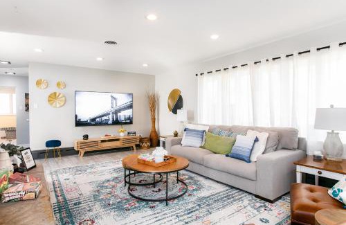 South Bend House | Pet-Friendly Comfort at The Huddle House - 4-Star Retreat
