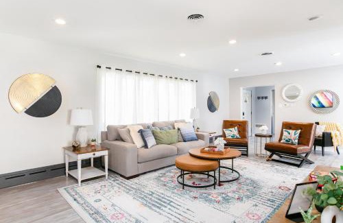 South Bend House | Pet-Friendly Comfort at The Huddle House - 4-Star Retreat