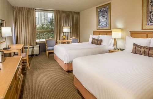 Wilburton Hotel | Ideal Staycation with Pool, Parking & Short Bellevue Drive