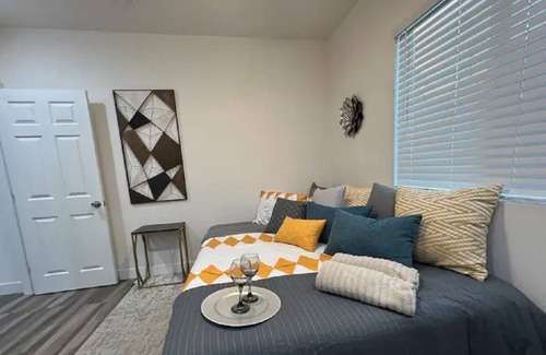 Riverside House | Serene Studio Retreat with Spa and Child-Friendly Amenities