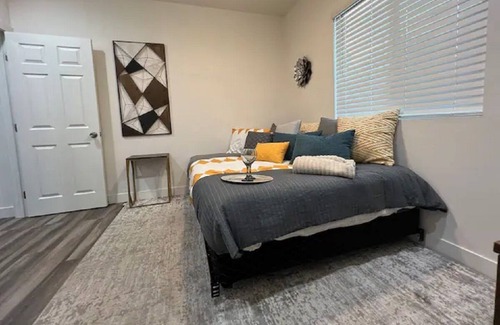 Riverside House | Serene Studio Retreat with Spa and Child-Friendly Amenities