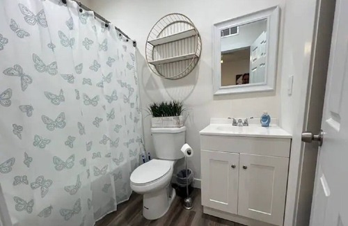 Riverside House | Serene Studio Retreat with Spa and Child-Friendly Amenities