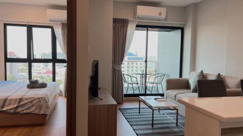 Don Kaeo Apartment | Beautiful Astra Sky River Condo with Pool & Ocean Views
