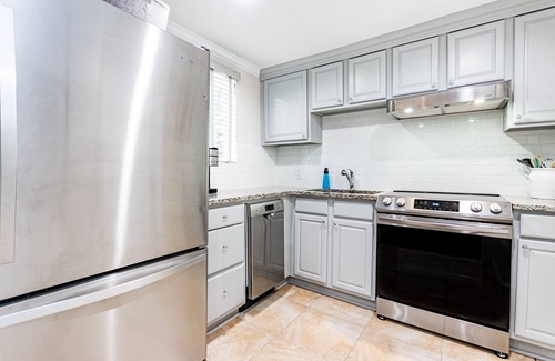 Southwest Raleigh House | Ideal Townhome Near Village with Spa and Breakfast