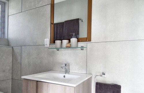 Pringle Bay Apartment | Comfortable Family Unit with Kitchen and Pool Access