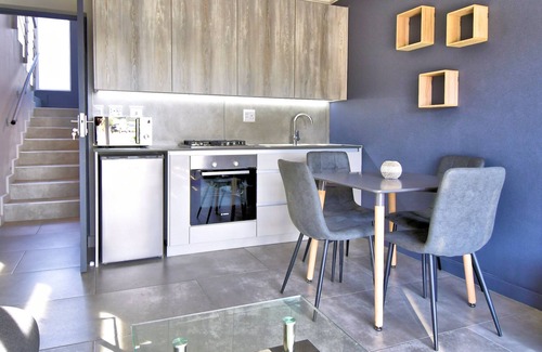 Pringle Bay Apartment | Comfortable Family Unit with Kitchen and Pool Access