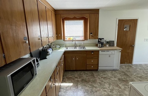 Hawks House | Ideal Group Retreat Near Lakes, Beaches, and Scenic Trails