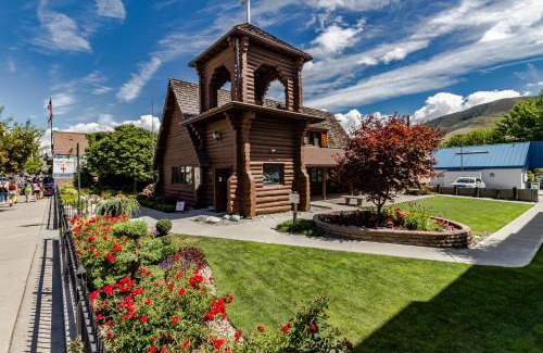 Chelan Apartment | Stunning Views and Family-Friendly Comfort Await You