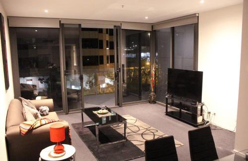 City East Apartment | Modern Apartment in Canberra CBD with Pool & Hot Tub