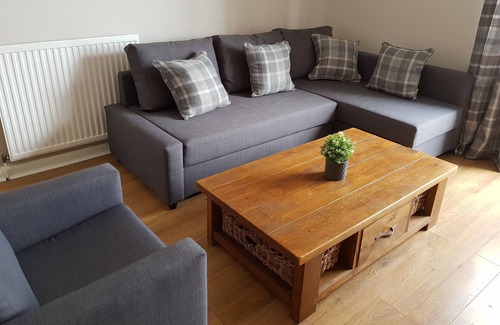East End House | Prime Location Near Vibrant Merchant City with Pool & Spa