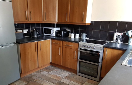 East End House | Prime Location Near Vibrant Merchant City with Pool & Spa
