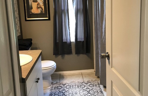 Coventry Village House | Perfectly placed between beaches and city 4bed 2/1/2 /pool in prestigious comm.