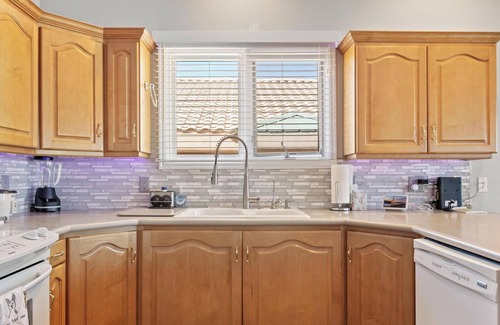 Mesquite House | Refined Retreat with Balcony & Views, Rated 10/10 by Guests