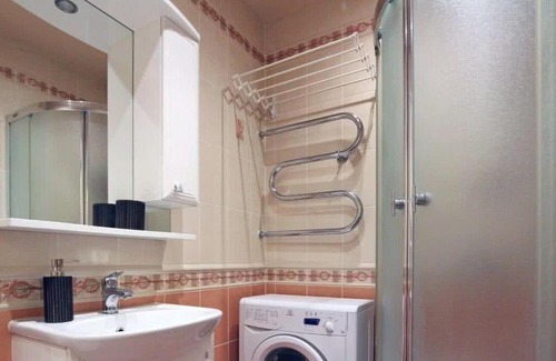 Oktyabrsky District Apartment | Pet-Friendly Retreat at Perfecto Metro Institute of Culture