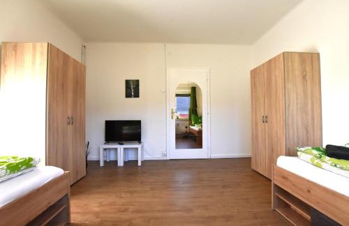 Straßgang Apartment | Ideal for Groups: 5 Cozy Beds & Family-Friendly Amenities