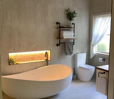 Mugga Downs Bed & Breakfast | Discover Pericoe Retreat: Pet-Friendly Getaway with Pool