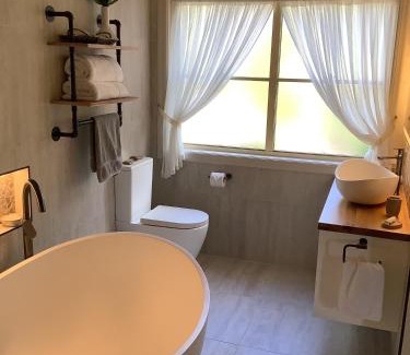 Mugga Downs Bed & Breakfast | Discover Pericoe Retreat: Pet-Friendly Getaway with Pool