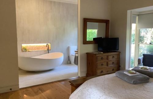 Mugga Downs Bed & Breakfast | Discover Pericoe Retreat: Pet-Friendly Getaway with Pool