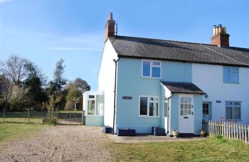 Woodbridge House | Charming Cottage Retreat near Suffolk Coast and Forest