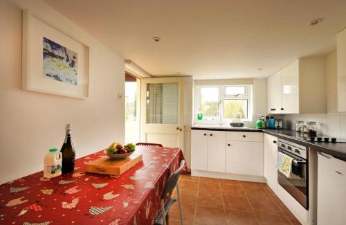 Woodbridge House | Charming Cottage Retreat near Suffolk Coast and Forest