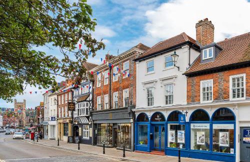 Henley-on-Thames Apartment | Charming Henley 2-Bed Apartment with Child-Friendly Amenities