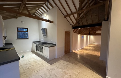 Huntingdon House | Elegant Renovated Barn in Oldhurst Village with Pool & Breakfast