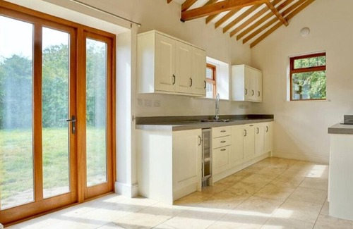 Huntingdon House | Elegant Renovated Barn in Oldhurst Village with Pool & Breakfast