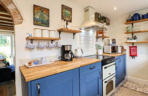 Barrow Upon Soar House | Periwinkle Cottage: Cozy Pet-Friendly Retreat with Fireplace