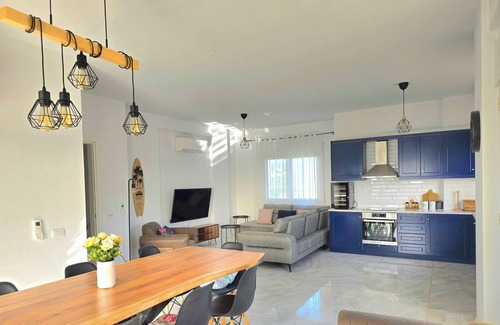 Ishem Apartment | Oceanfront Perla Penthouse with Pool in Lalzit Bay