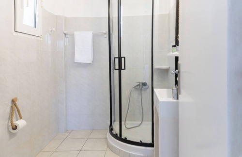 Menites Hotel | Perla Pool Hotel Andros